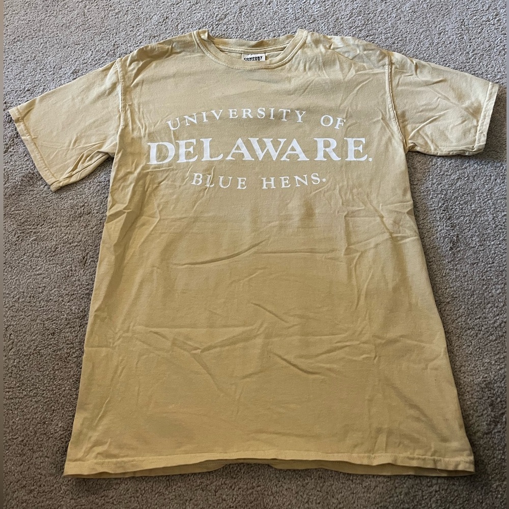 Light yellow University of Delaware tshirt Size SMALL